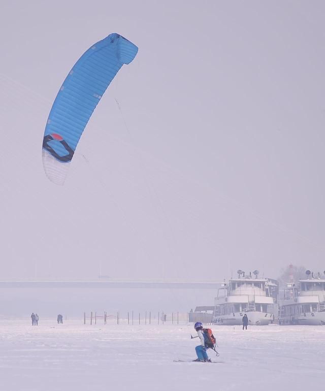 雪地风筝$哈尔滨“雪地风筝”江面飞