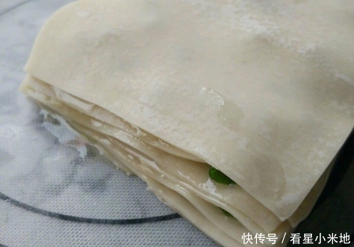 葱油饼|饺子皮就能做的葱油饼,简单的不要不要的,几分钟就上桌的美食