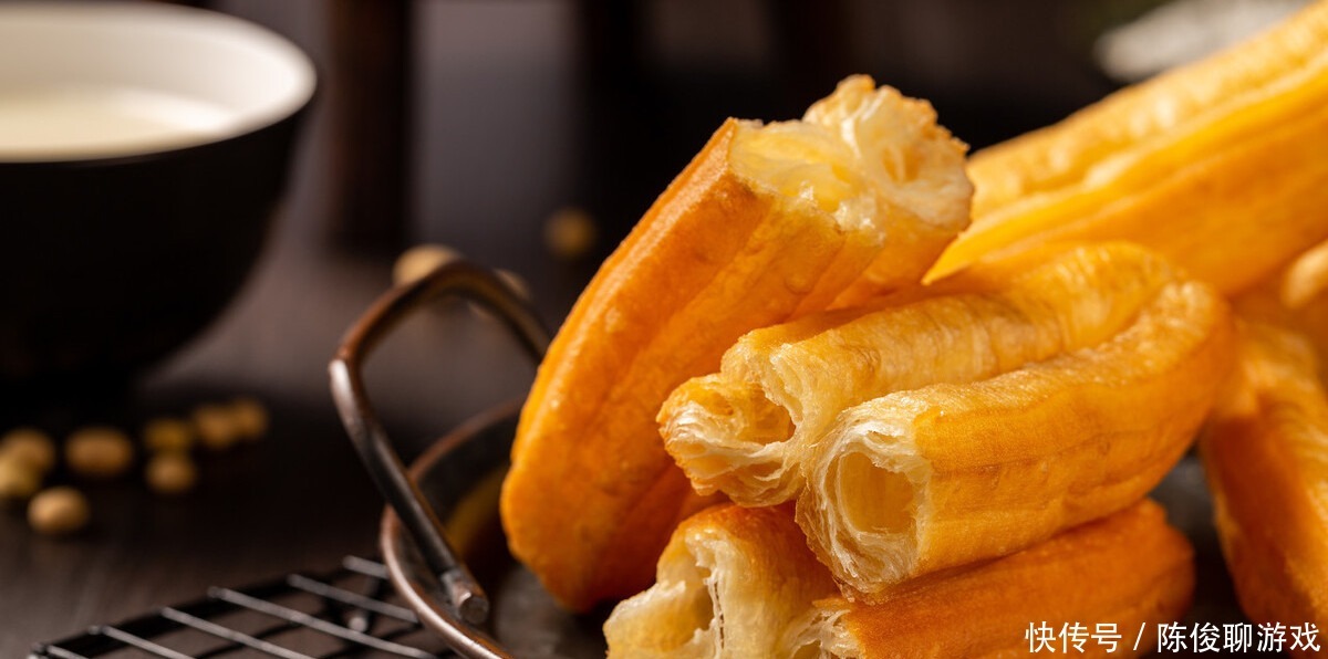 原来炸油条很简单,不用泡打粉,油条依旧能轻松,外酥里嫩还美味