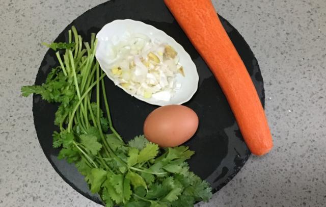 按照我方法炸出来的丸子香脆酥软,怎么吃都吃不腻,端上桌就没