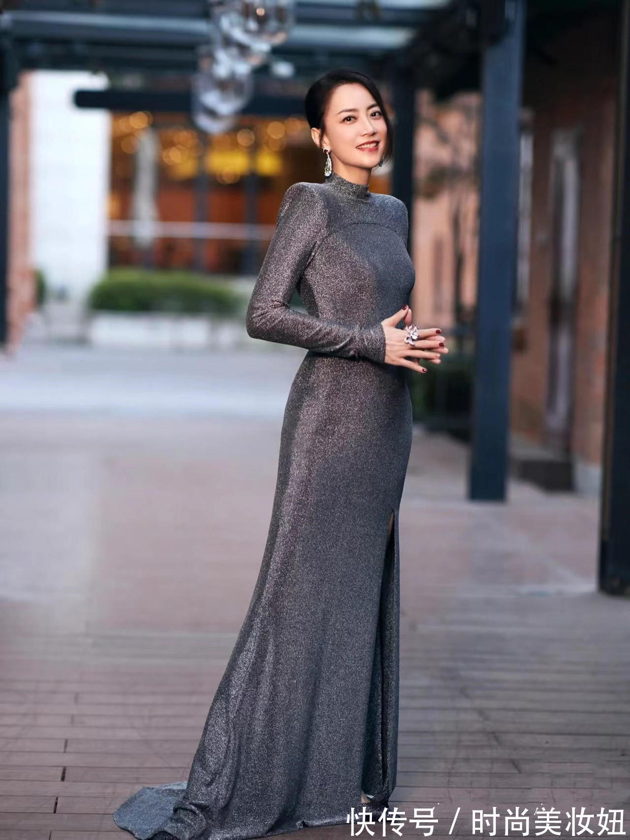 上下身 被霍汶希的身材惊艳到,穿灰色修身连衣裙,身材、气质不输女明星
