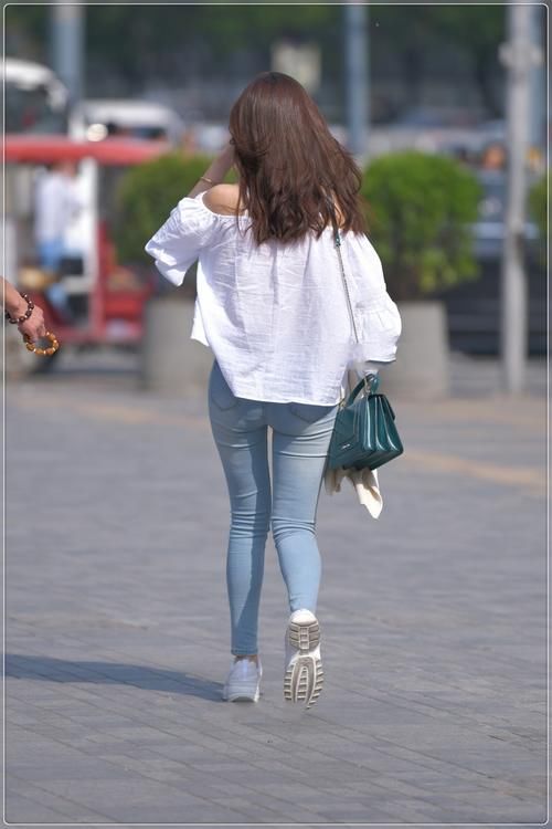 美女街上秀身材，身材纤细的人也能展现强势的美，“百分百女孩”