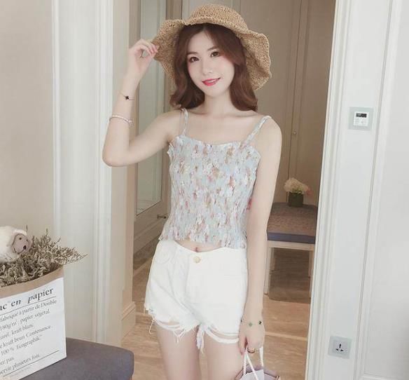 吊带裙时装搭配,勾勒出纤细腰线,彰显优雅女人味