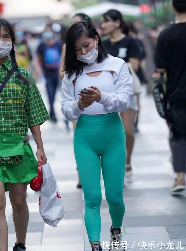 小姐姐 短款运动两件套搭配绿色瑜伽裤,清新自然,小姐姐时尚感爆棚