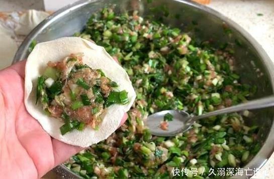 包肉馅饺子,调肉馅时只放“4样”,饺子鲜香味美,还流油流汁