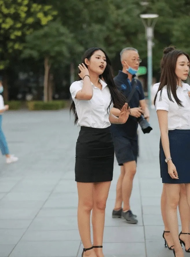 年轻女孩如何彰显“成熟感”,职场套装就很完美