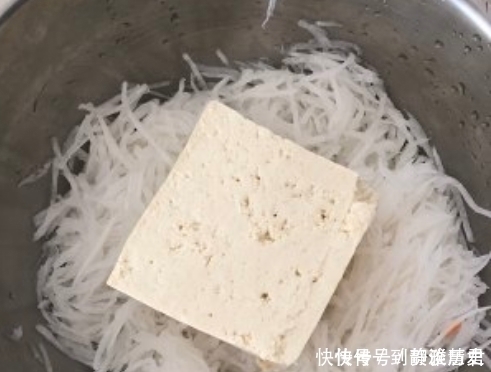 样料|炸素丸子,只加面粉就错了!多加一样料,丸子焦香酥脆,外焦里嫩