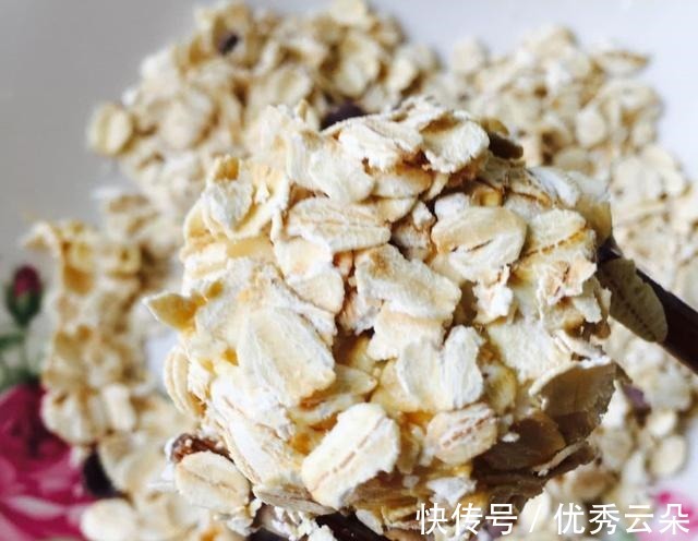 色香味|香蕉和麦片的碰撞香甜软糯这个小甜品，大人孩子都爱吃！