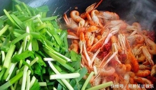 食材|河虾和“这种绿色食材”一起炒,我能吃3碗米饭,上桌就被抢光!