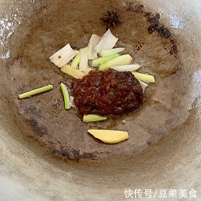 #暖冬酱在手,嗨吃部队锅#大骨煳锅贴