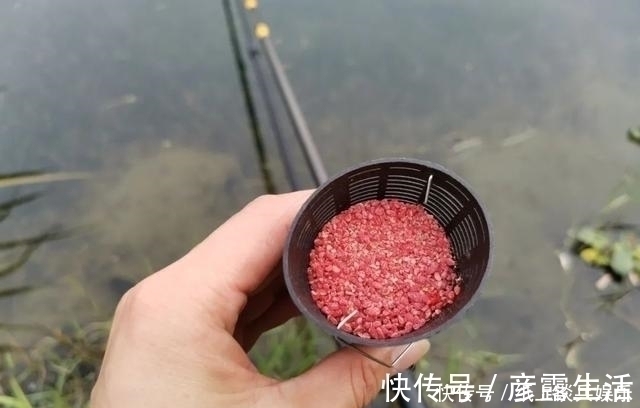 手抛|手抛窝弊端多,野钓用上这4种打窝方法,精准做窝诱鱼更快