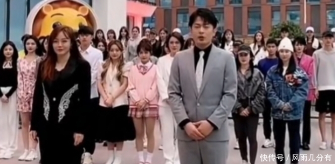 辛巴晒童年照称企业家,复出造势单膝跪地,三大人群反对前途难料