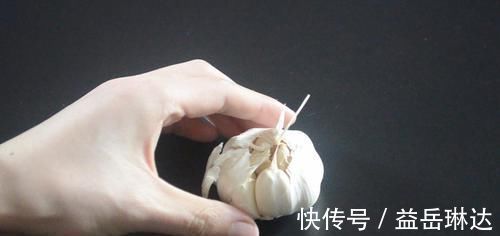 剥大蒜别再用刀拍了，只需借助它，快速又不伤手，方法太棒了