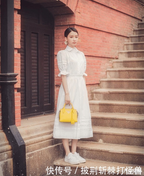 26岁孙怡真会打扮！穿白色衬衫连衣裙清新脱俗，美成初恋女友模样