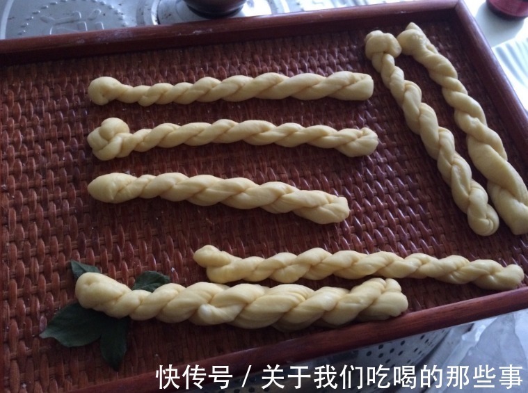 酥脆咸香的炸麻花，简单3步就能做，牢记2个技巧，比买的更香更脆
