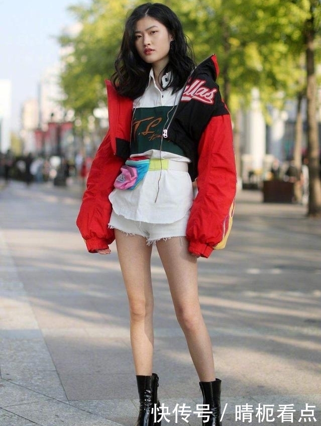 热情|街拍:时尚美女穿红色蓬蓬裙,犹如盛放的玫瑰,热情似火