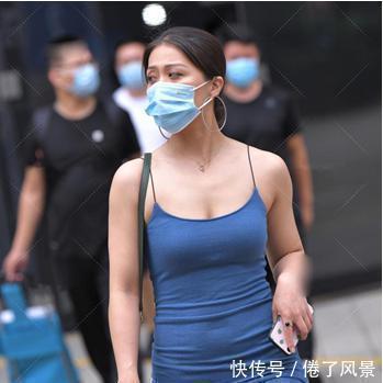 深蓝|深蓝吊带连衣裙，裙摆处的开叉设计，别具一格