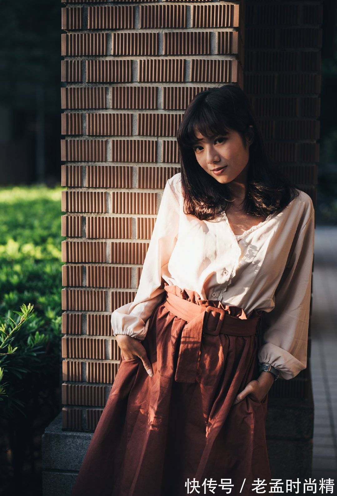 半身裙 雪纺衫设计更加优雅,下搭半身裙,展现出女性优雅文艺的气息