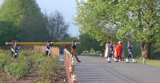 穿着|清朝灭亡107年了,此国却坚持使用清朝国旗,国王还穿着清朝长袍