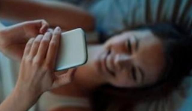 孕期|孕期喜欢熬夜玩手机,宝宝出生后容易出现两个问题,孕妈不容忽视