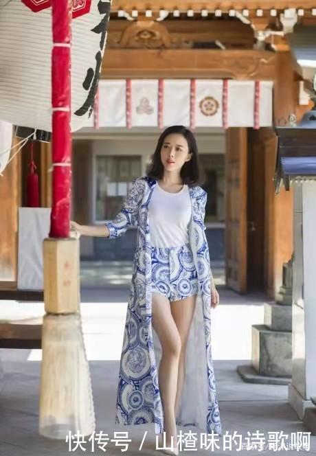 搭配|“女神”颜丹晨身着一件青花瓷套装,她的双腿是亮点