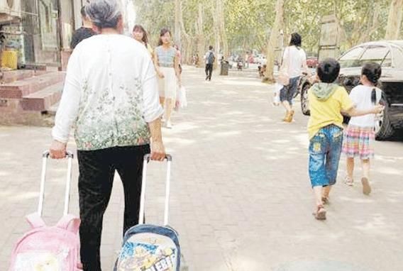 忙着赚钱没时间,孩子交给父母带,长大后成这样,家长后悔不已!