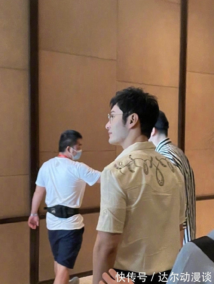 路透|《中餐厅》新路透：龚俊清洗小龙虾，周也丁真超市采购颜值高