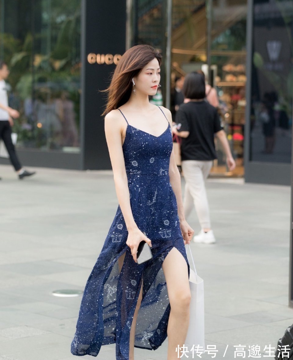 质感|五官精致的小姐姐，穿着很有质感，怎么看都很美