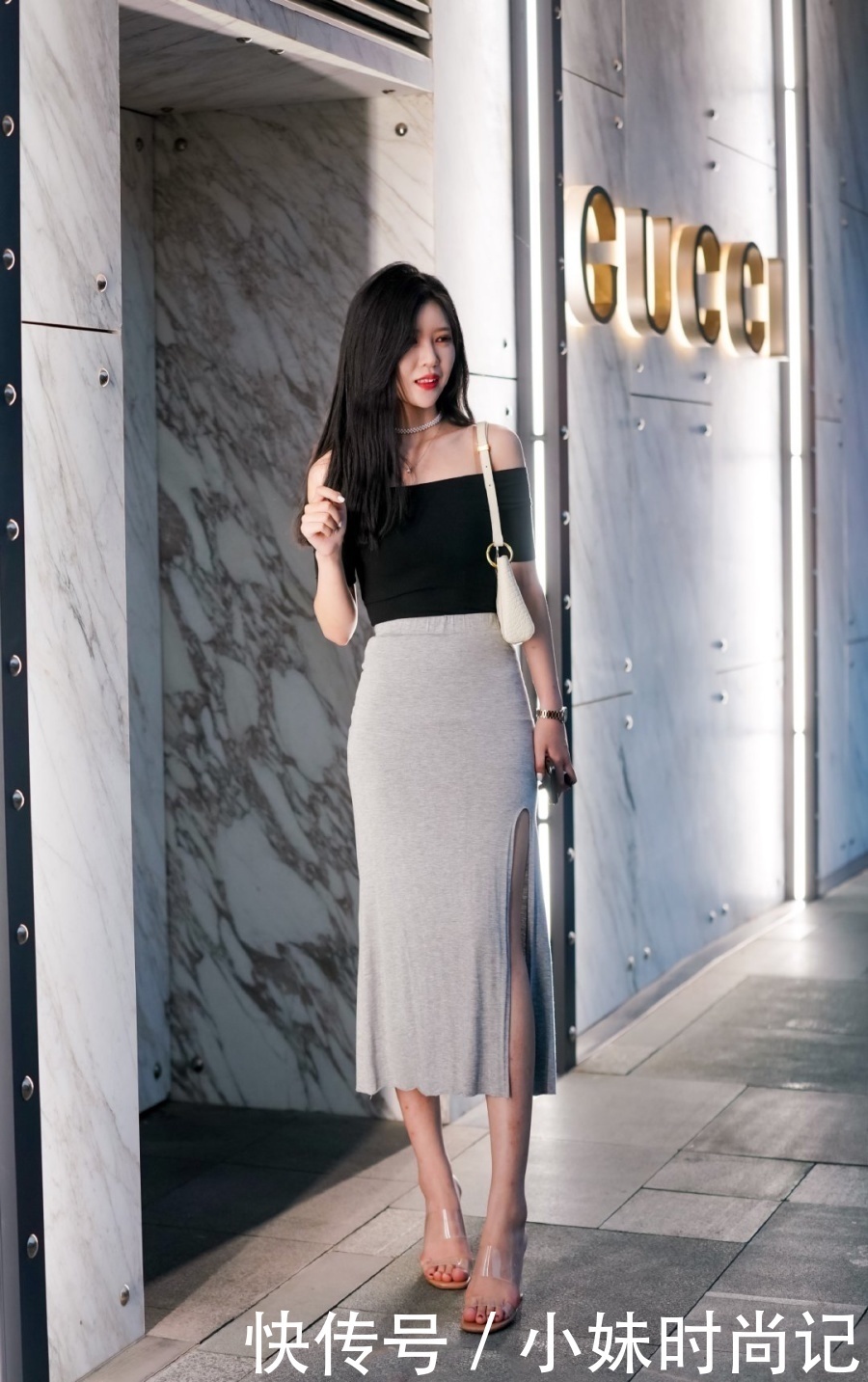 街拍|街拍:一字肩衬衫搭配包臀裙,轻松突显出完美的身材