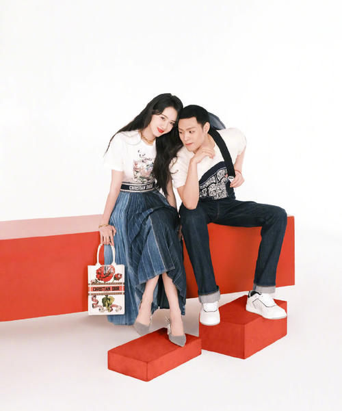 百褶裙怎么搭配才好看？配毛衣优雅，配卫衣帅气，都好潮