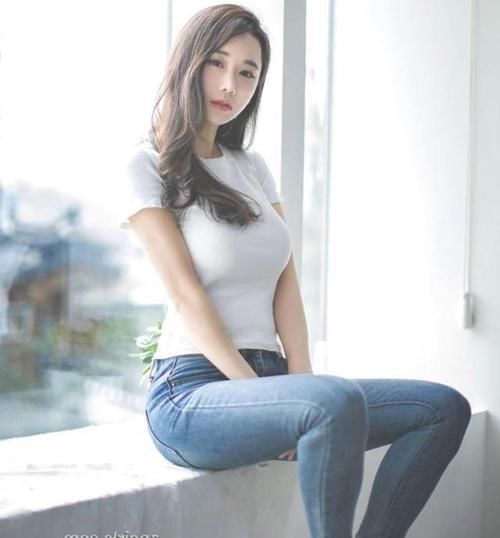 牛仔裤|小姐姐清纯可人，牛仔裤勾勒出玲珑曲线美，挡不住的好身材