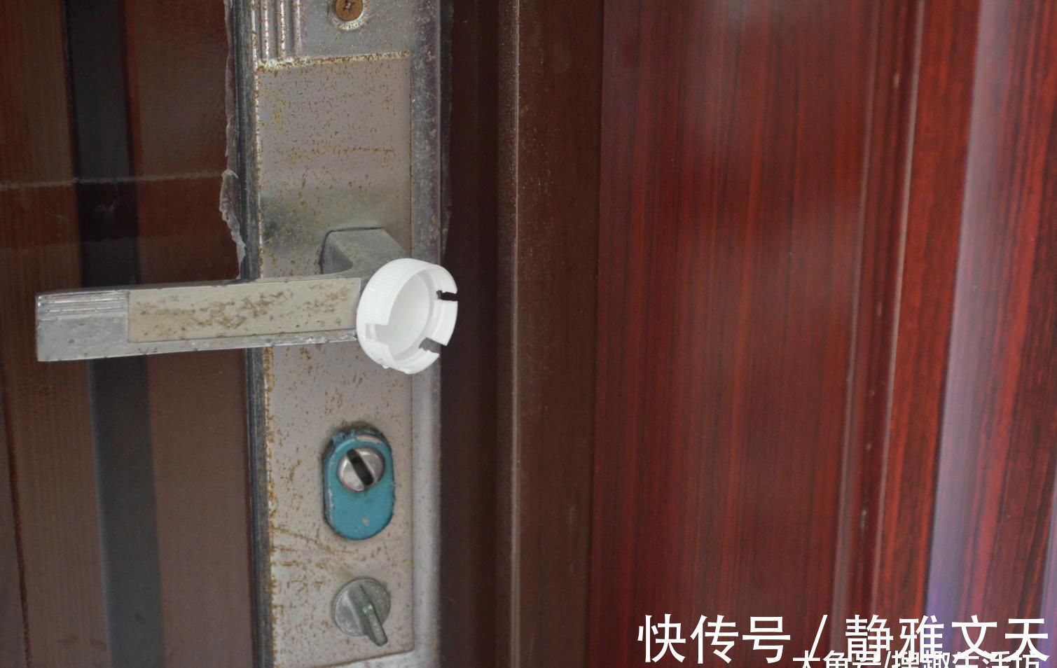 门把上粘个塑料瓶盖, 没想到还有这妙用, 家家户户都用得着