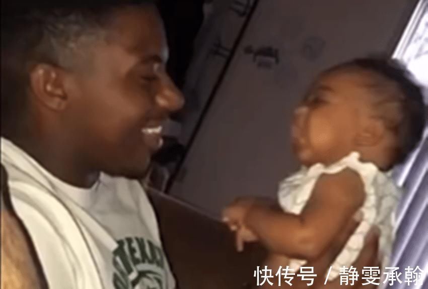 抓狂|亲爸为逗娃,抱着娃不停摇晃,接下来宝宝的一个举动令爸爸抓狂了