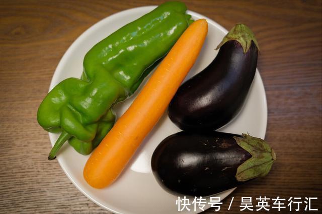 颜色|炒茄子,切记不要先放油,大厨教您一招,口感不油腻,颜色不发黑