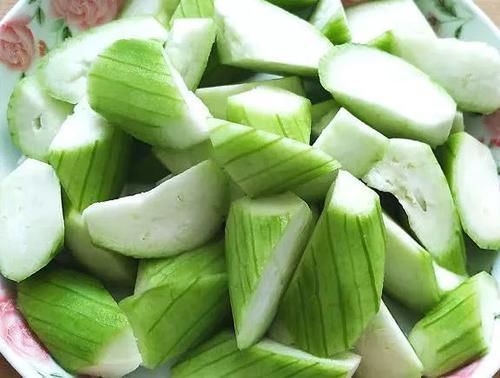 丝瓜炒西红|炒丝瓜加一物,等于“天然泻药”,软化血管不堵塞,小肚子不鼓了