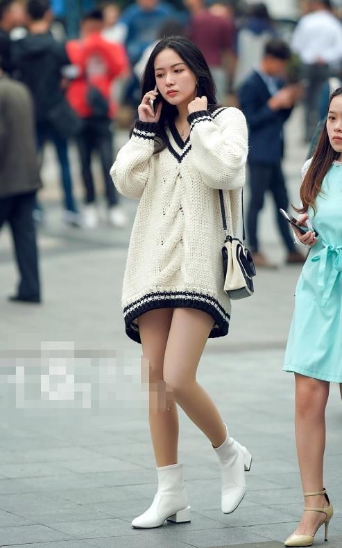 黑色|街拍:红与黑为美女的女人味增加气质,这样穿特别的有韵味