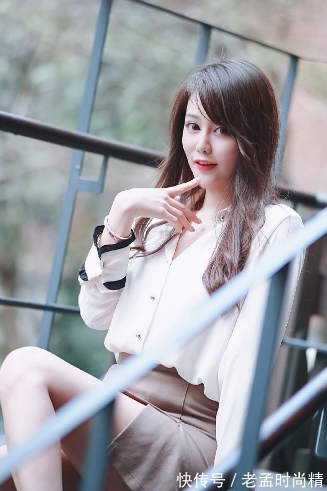 衬衫|衬衫加短裙,将女性的优雅和静美都蕴藏在一起,让人无法抗拒