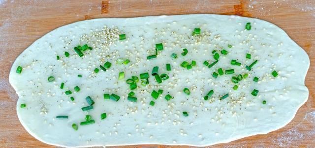 葱花饼这样做,不需要烫面照样柔软,1分钟出锅,放凉也不发硬!