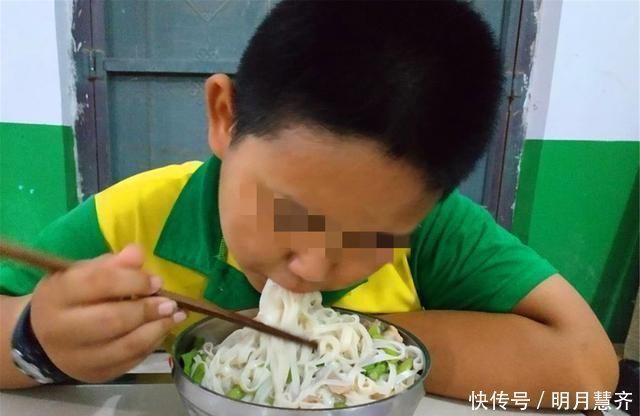 孩子|一碗“毒面条”害了很多孩子，父母却洋洋得意，毫不自知反省