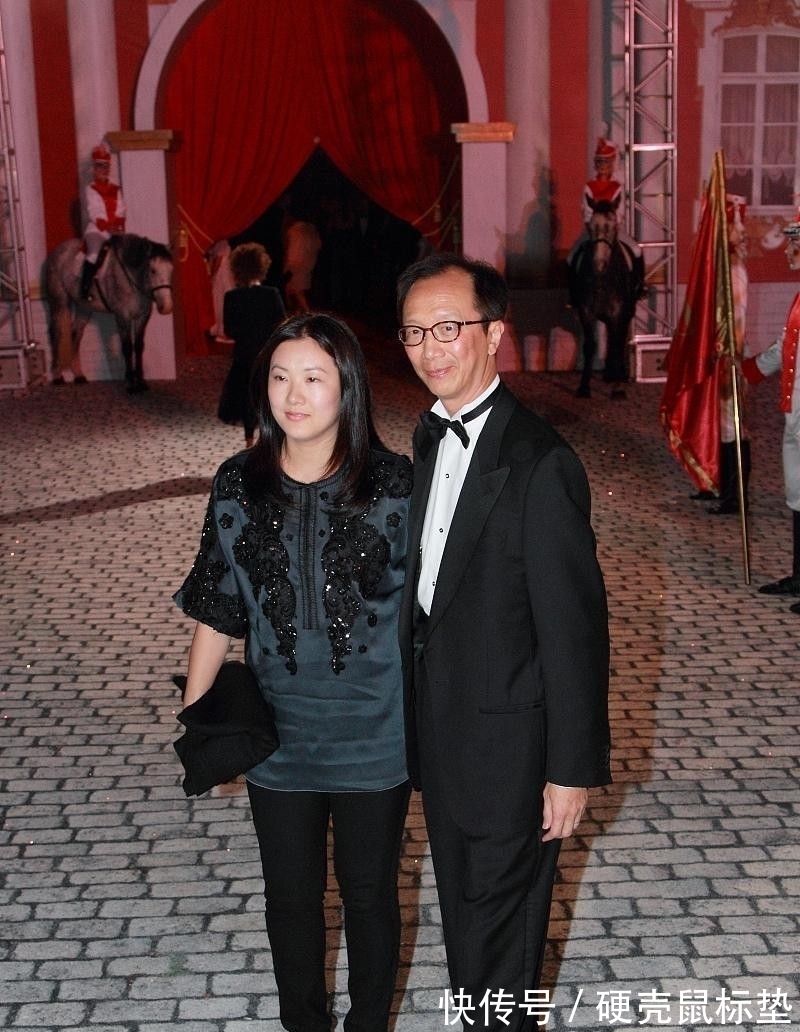 深色系 伏明霞真不像阔太太,站在老公身边穿得挺朴素,深色穿搭真低调