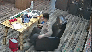 |搞笑GIF：太坏了 这是人干的事儿吗？