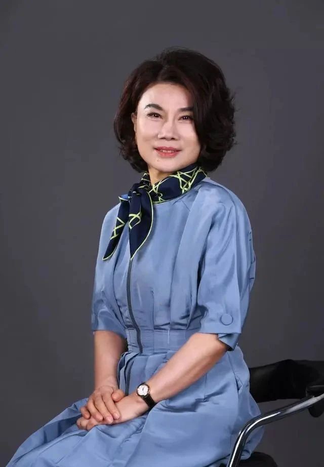 硬笔&“铁娘子”董明珠的硬笔书法真惊艳,沉着沉静,笔笔见功夫,佩服