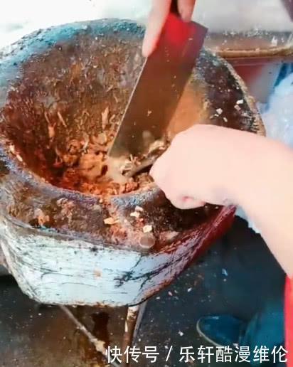 吃货|吃货去买肉夹馍,发现切肉的木墩上有“坑”,网友传了多少代