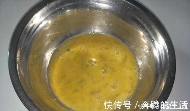 馒头|炸馒头片时，鸡蛋里面多加1样，馒头片不吸油，外酥里嫩真好吃