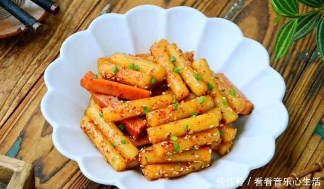 八月孩子迷上了这早餐,简单炒一炒就出锅,软糯Q弹,香辣过瘾