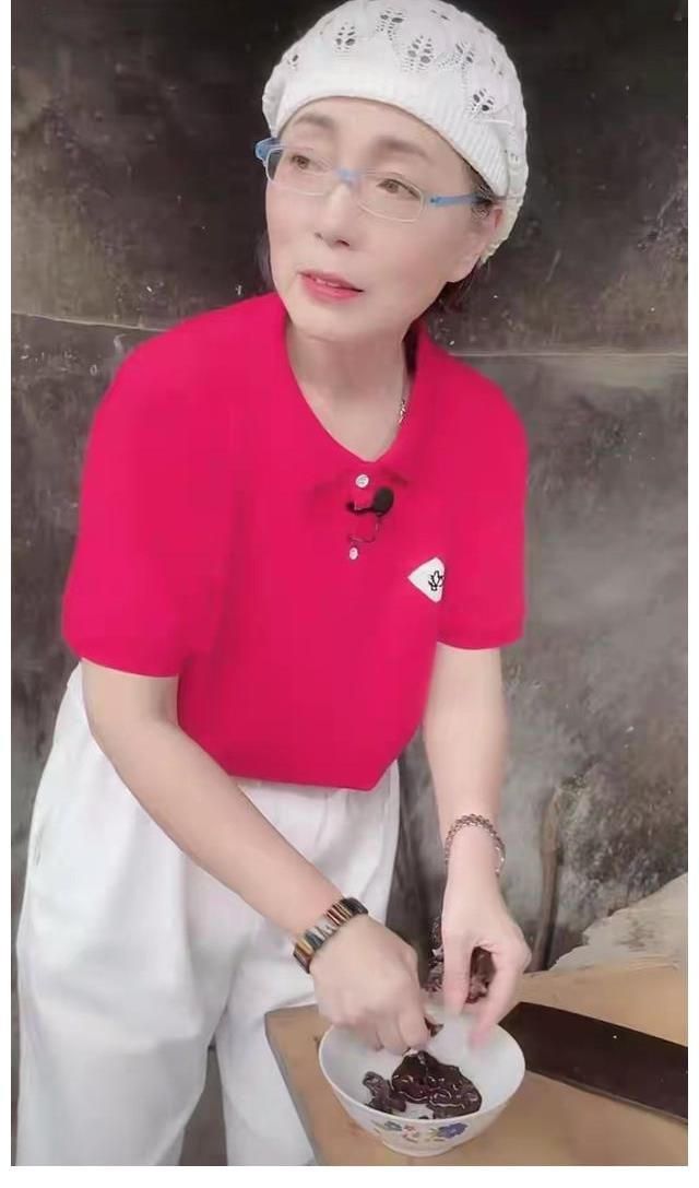 社交平臺(tái)|“石榴姐”現(xiàn)身鄉(xiāng)村務(wù)農(nóng)，墻上滿是煙灰污垢，身價(jià)過(guò)億生活仍節(jié)儉
