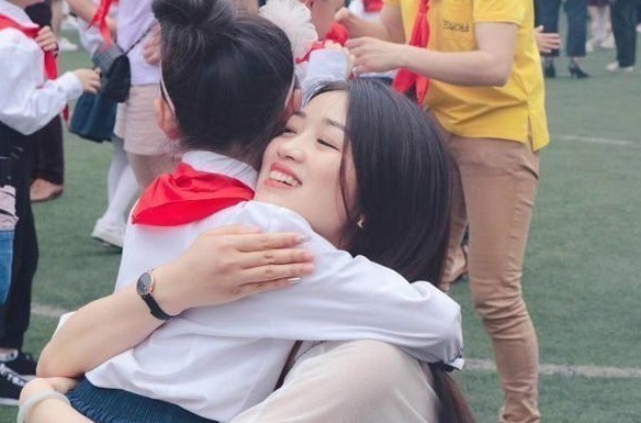 小鹿|4岁女儿被送到农村奶奶家,活捉大鹅太彪悍,小公主秒变“村霸”