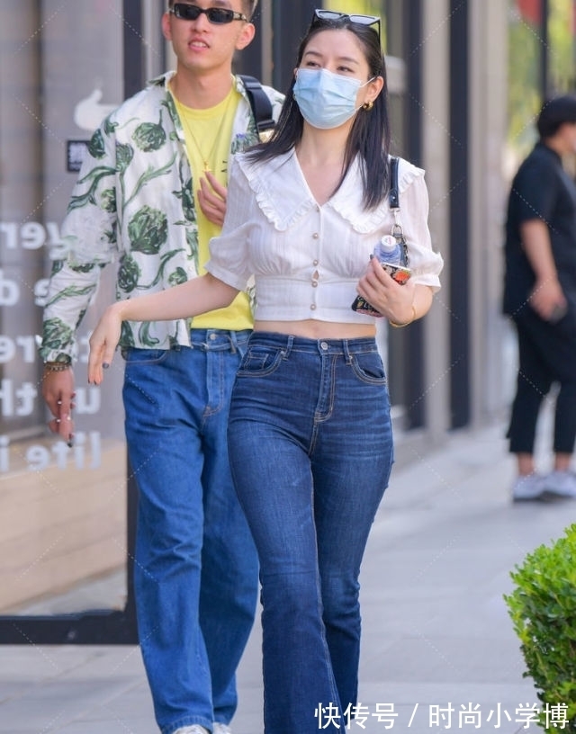 造型|一条经典蓝色的牛仔裤,整个造型也因此显得更具靓丽感