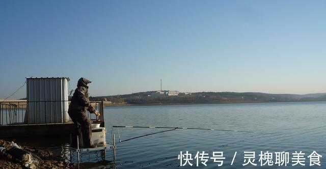 为了让窝里的底层鱼接触到钓饵,我找到了一个简单的方法