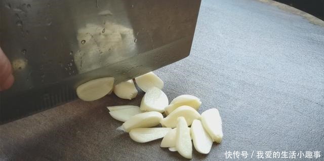 白菜加油豆腐,盖子一盖,既可当菜又可当饭,味美解馋,越吃越香